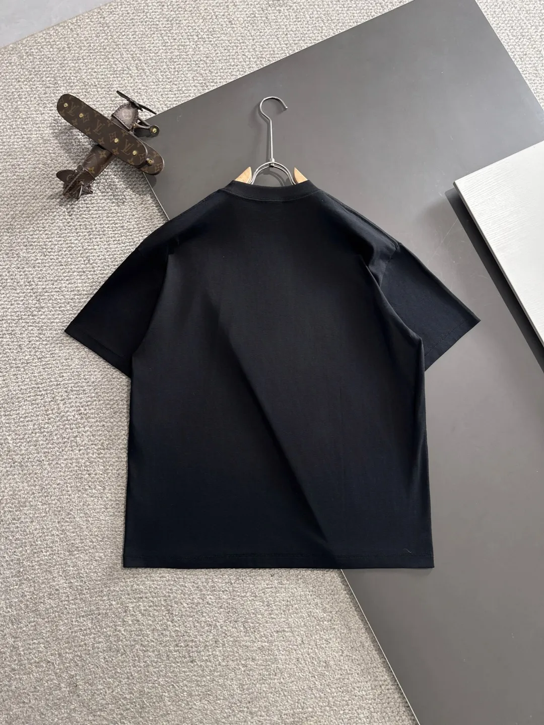 🅿️270 shipped next day, high quality Stone Island 2025 spring and summer new men's batik washed short-sleeved T-shirt, combed heavy weight washed double yarn fabric, high-strength fabric feels full of weight when weighed, and the upper body is more textured than ordinary T-shirts and is not easy to deform. This texture can cope with the weather, absorbs sweat and is breathable, suitable for both hot and cold! Perfectly produced with reference to the original stitch and stitch! Loose fit design, looks noble. Sizes: S to XXL (European sizes are larger, it is recommended to choose one size smaller than your usual size)